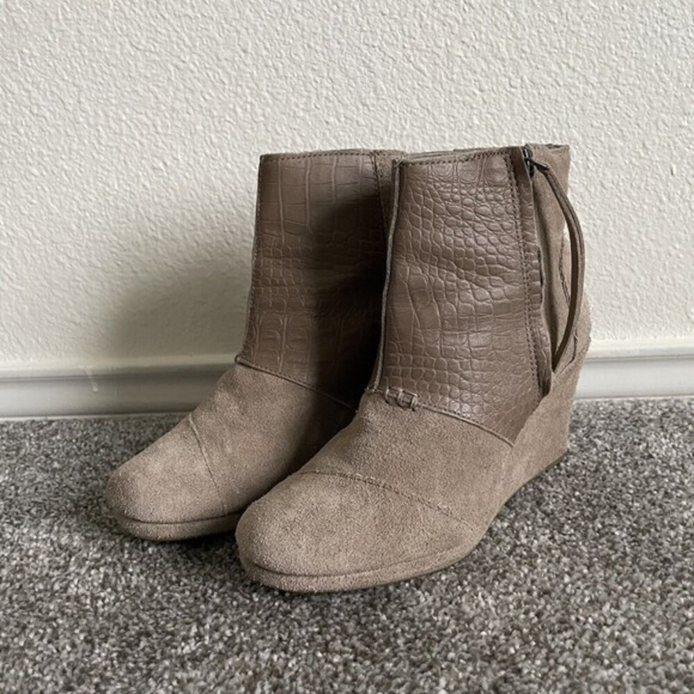 Toms Wedge Boots Womens 6.5 Beige Suede Snakeskin Ankle Booties Zipper 300515